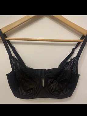 Simons Black Lace Underwire Bra with Keyhole Detail